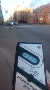 Измерение радиации на Съезжинской улице в Санкт-Петербурге