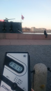 Измерение радиации на Петроградской набережной в Санкт-Петербурге