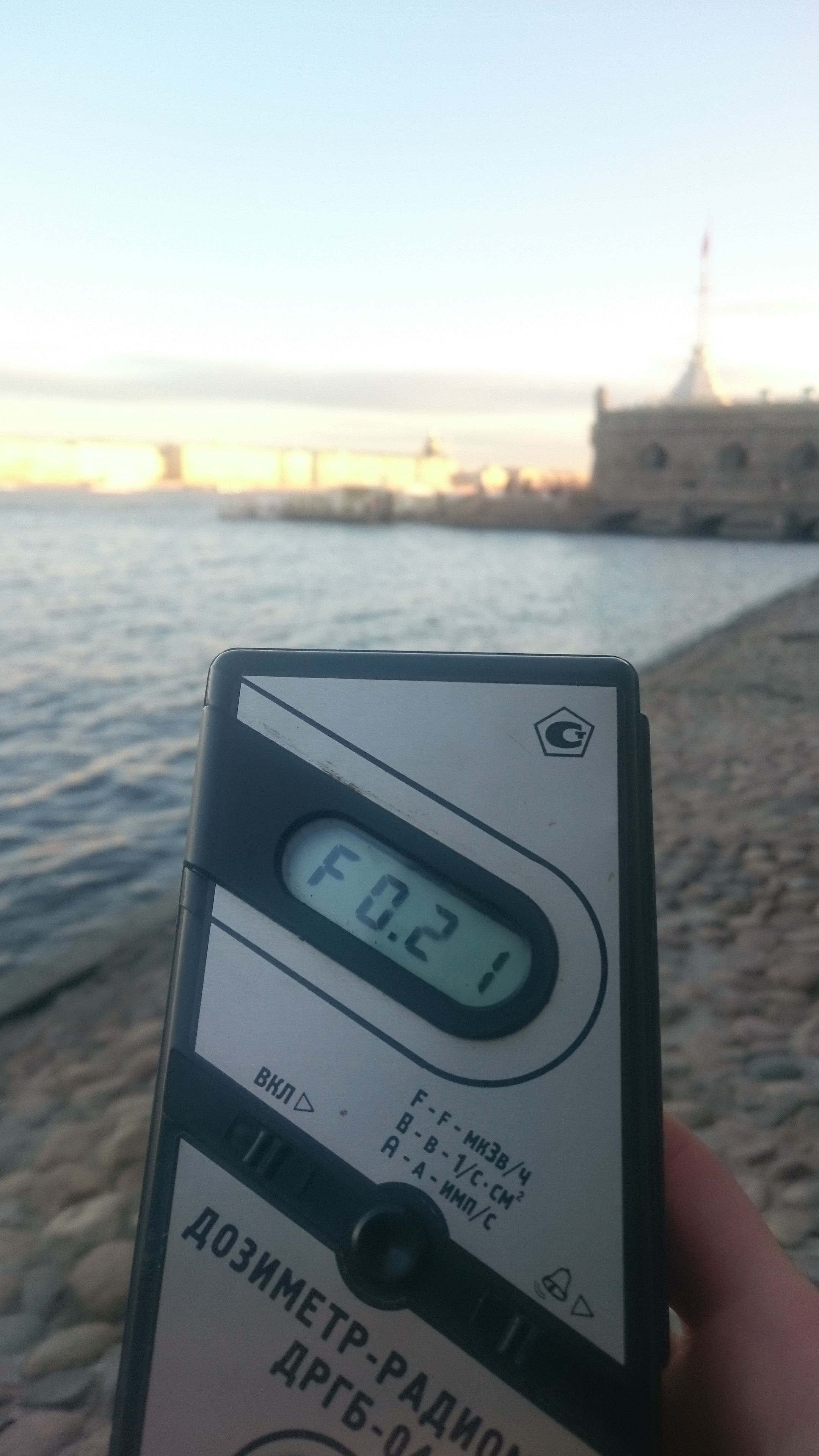 Точка измерения МЭД гамма-излучени на набережной Петропавловской крепости в Санкт-Петербурге