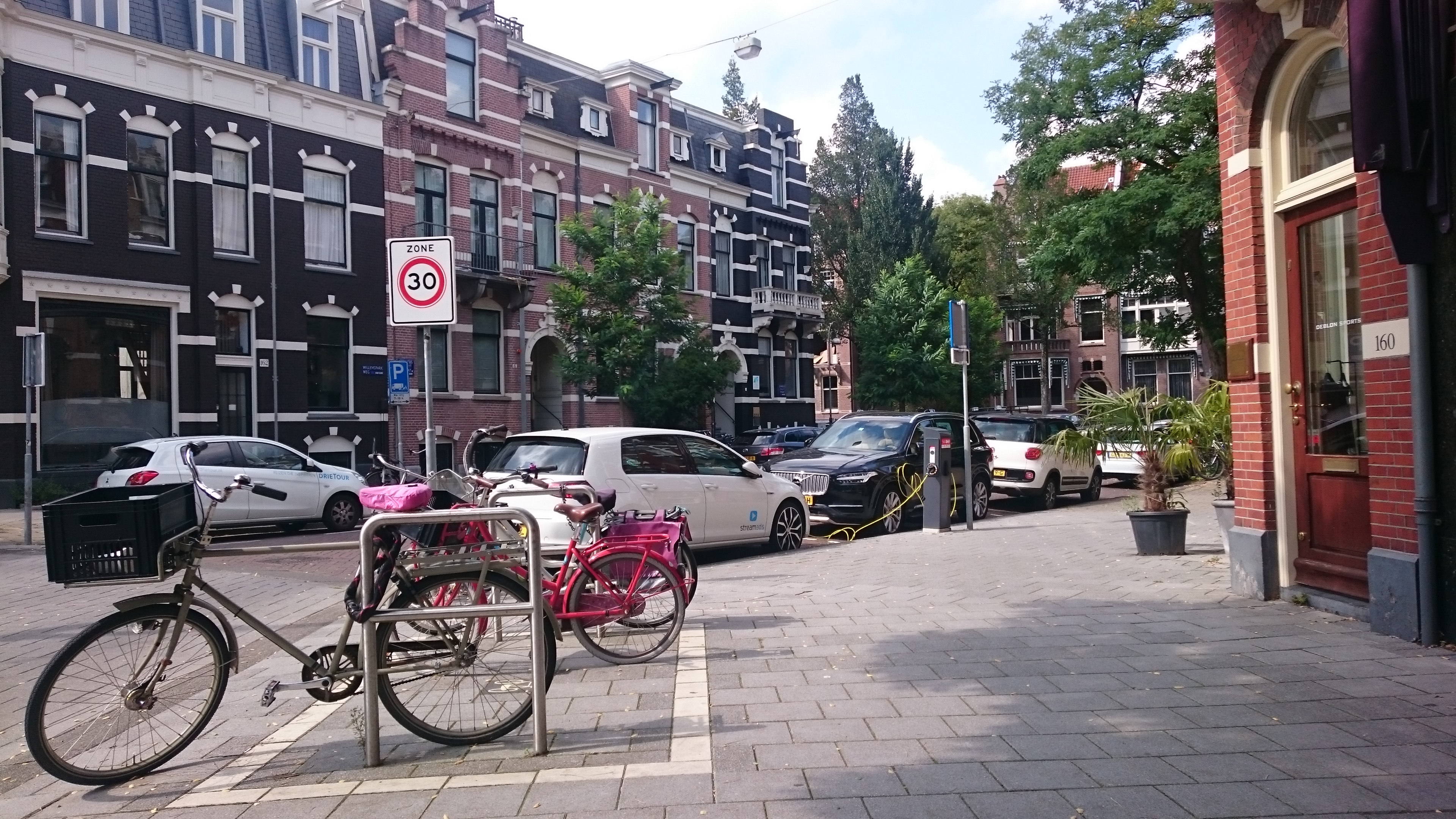 Экология, окружающая среда и автотранспорт. Амстердам.